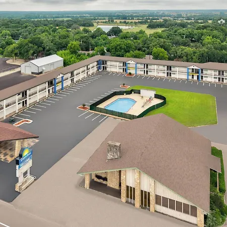 Days Inn By Wyndham Gatesville-3