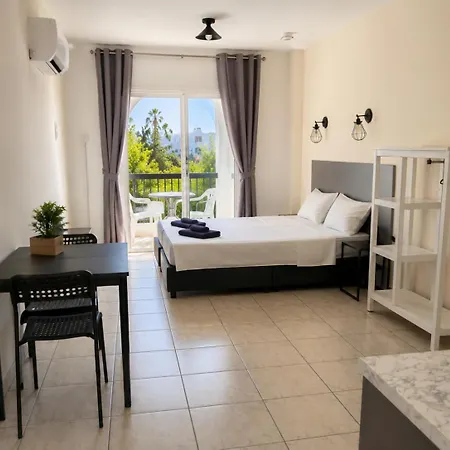 Summer'S Hotel Apartments-3