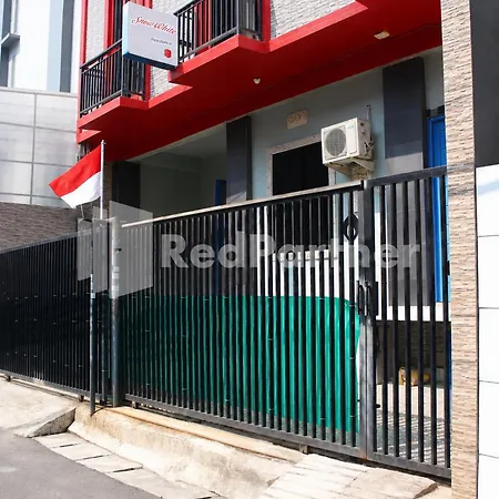 Snow White Residence Near Grogol Mitra Reddoorz-3