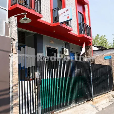 Snow White Residence Near Grogol Mitra Reddoorz-2