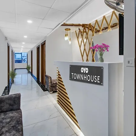 Super Townhouse Oak Hotel Rudra-3