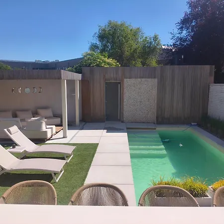 Nova Nocte Urban Private Pool & Spa Retreat-3