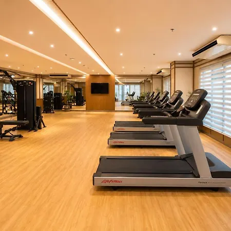 Modern 1Br Condo With Balcony & City View-2