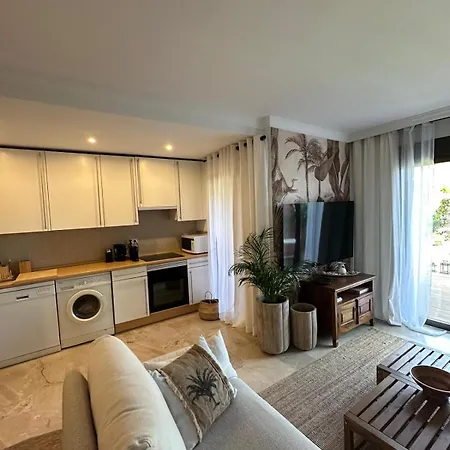 Estepona apartamento en planta baja con jardín privado y siete piscinas-3
