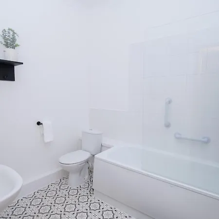 Amber Hotel With Access To Shared Kitchen-3