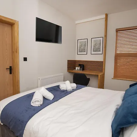 Amber Hotel With Access To Shared Kitchen-2