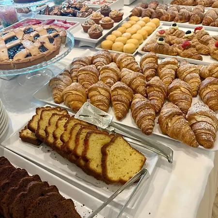 Hotel Caraibi - Breakfast Until 11-00 And Dinner-Mirabilandia Partner-2
