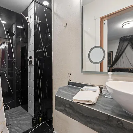 Library Inn - Boutique Rooms - Free Breakfast - Hot Tub-2