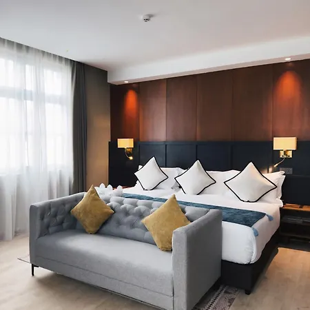 Moon Hotel-2
