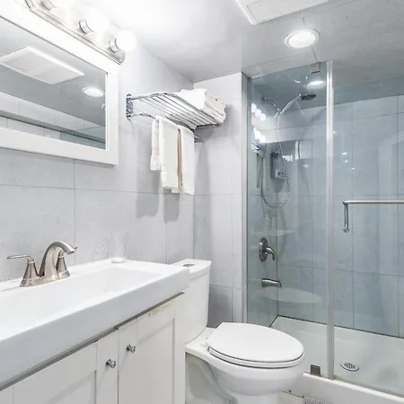 Modern Suite Condo Heart Of St Clair West - Bloor Hotel-3