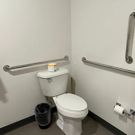 The Grove Inn And Suites-2