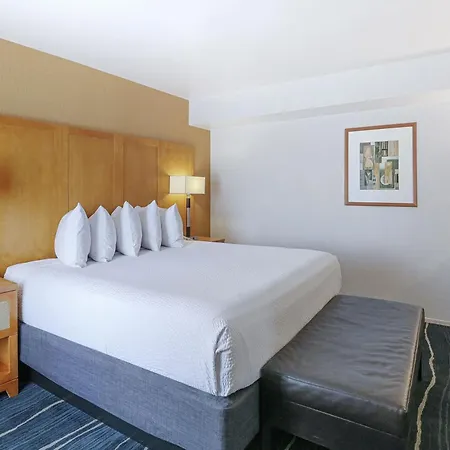 Ramada By Wyndham Costa Mesa/Newport Beach-2