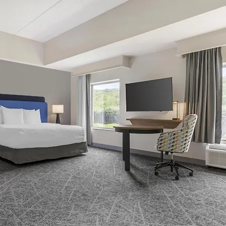 Hampton Inn & Suites Pittsburgh-Meadow Lands-3
