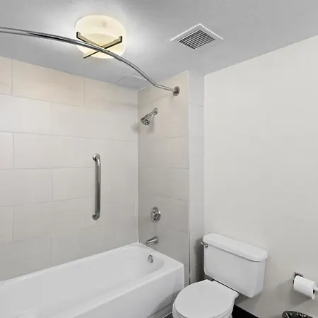Greentree Inn & Suites Phoenix Sky Harbor-2