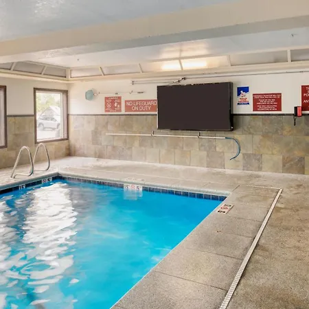 Gray Wolf Inn & Suites-3