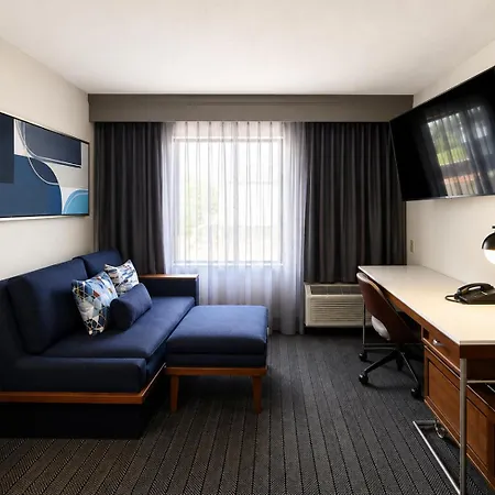 Courtyard By Marriott Houston Hobby Airport-3