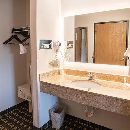 Quality Inn & Suites Watertown Near Prairie Lakes Ice Arena-3