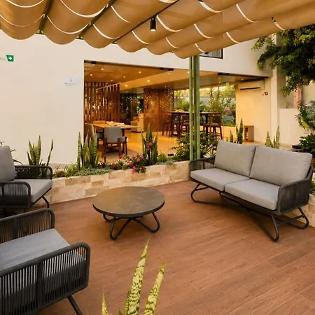 La Posada Hotel y Suites-3