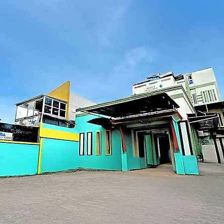RedDoorz Syariah near Taman Bungkul-3