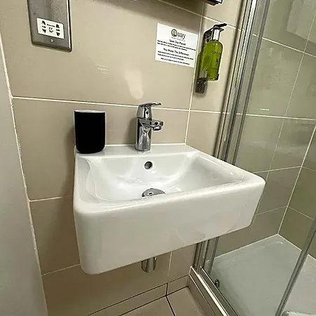 Premier Inn Manchester Salford Quays-3