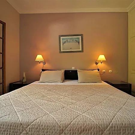 Bella Vista Hotel Studios & Apartments-3