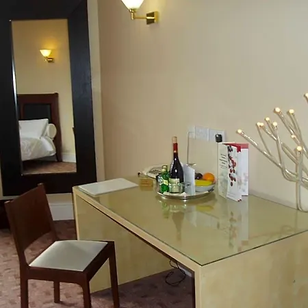 The Devonshire House Hotel-Free Parking-3