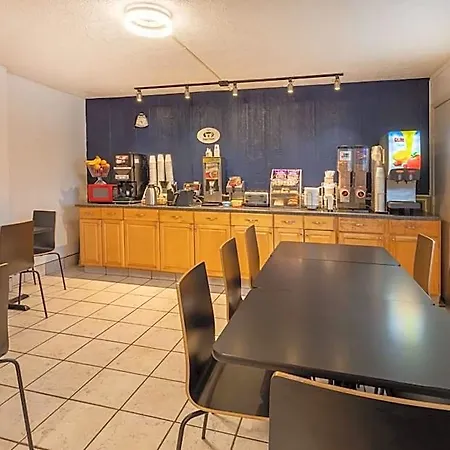 Super 8 By Wyndham Wooster-2