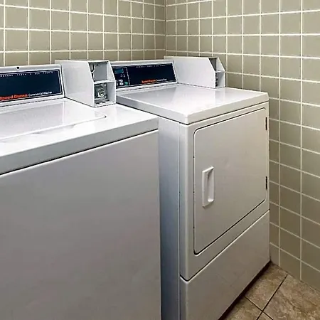Days Inn & Suites By Wyndham Madison Heights Mi-3