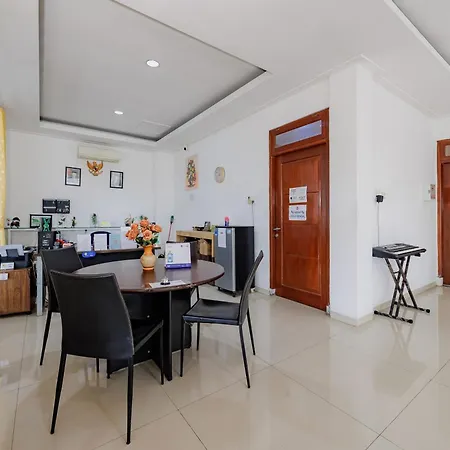 RedDoorz Premium @ Gandaria Jagakarsa-3