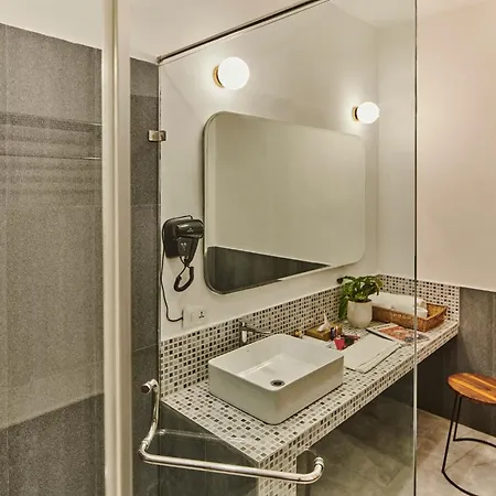 Minimalist Poshtel & Suites-2