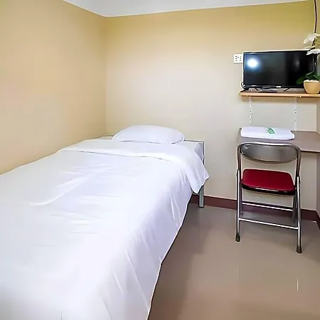 Miana Ancol Residence Mitra Reddoorz-3