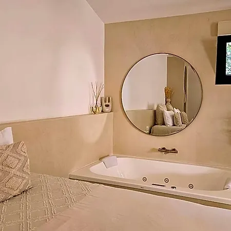 Le Clos des Délices - Love Room - Chambre avec spa, terrasse et parking privatif-2