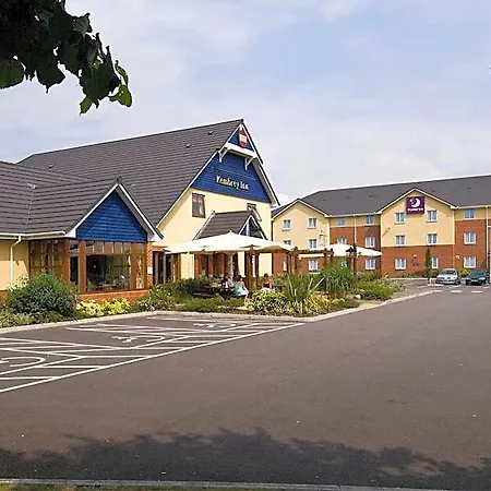 Premier Inn Swindon Central-2