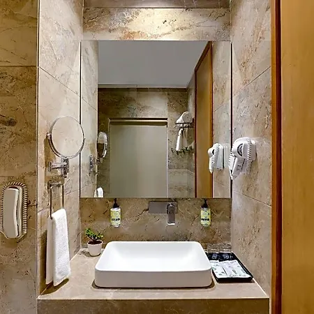 Lemon Tree Hotel Agra-3