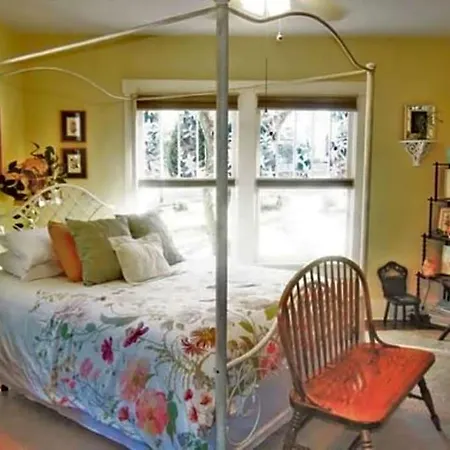 Maple Leaf Cottage Inn-3