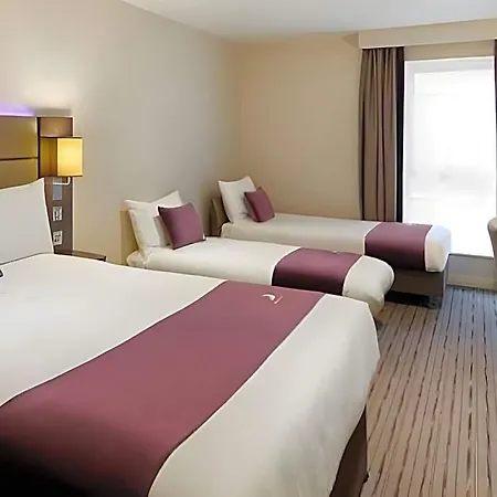 Premier Inn London Heathrow Airport T2 & T3 - Bath Road-2