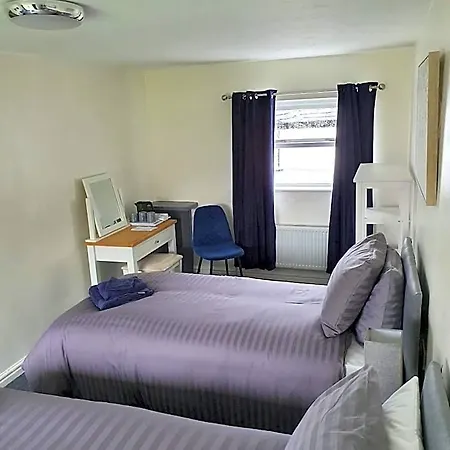 Red Lion Rooms - Self Check In-2