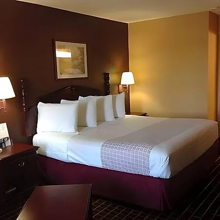 Econo Lodge Selmer-3