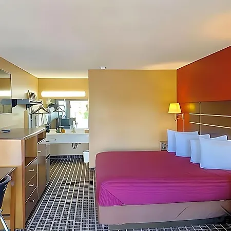 Econo Lodge Selmer-2