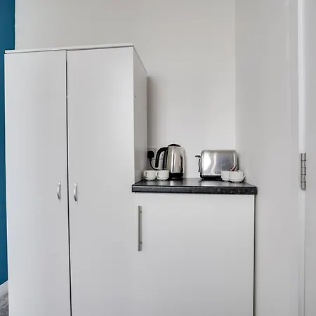 Homesly Guest Rooms, Comfortable En-Suite Guest Rooms With Free Parking And Self Check-In-3