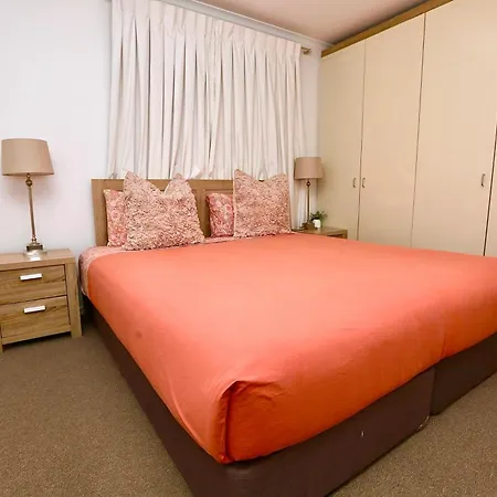Goldsbrough 2 Bedrooms Split Apartment-2