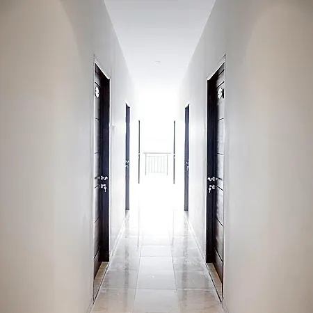 Reddoorz Near Taman Palem-3