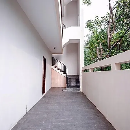 Reddoorz Near Taman Palem-3