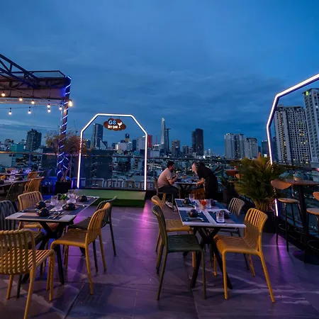 G8 Riverside Hotel & Rooftop Skybar-2
