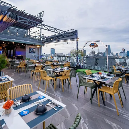 G8 Riverside Hotel & Rooftop Skybar-3
