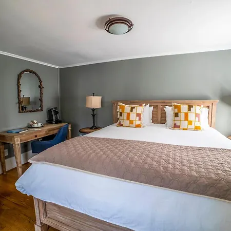 Hellbender Bed & Beverage-3