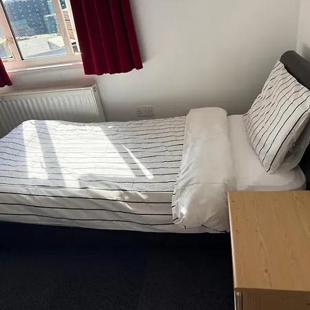 3 Cliff Road Ipswich Ip3 0At-3