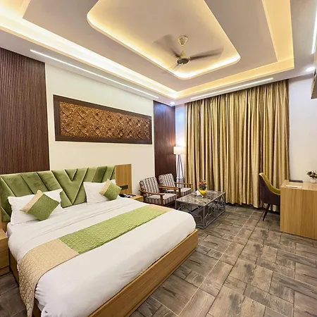 Highway Resort With Swimming Pool & Spa-3