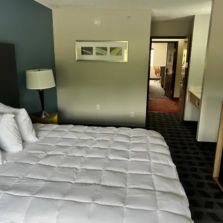 Lakewood Inn & Suites-3