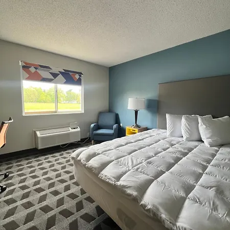 Lakewood Inn & Suites-2